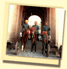 Rajputi soldats du Rajasthan devant la barrire d'un Fortes! 
