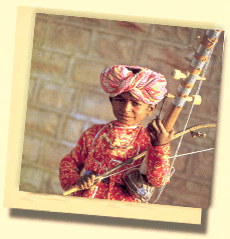 O músico do menino do Rajastan durante o Rajastan um curso