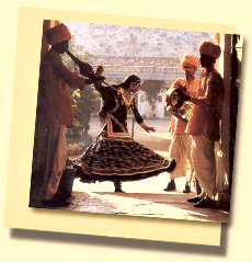 Dancer de Kalbelia e músico de Jaisalmer, o Rajasthán